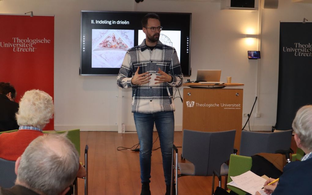 Dr. Jos de Weerd vertelt tijdens het middagprogramma van de wintervergadering van de Vereniging voor Nederlandse Kerkgeschiedenis over de gewelfschilderingen in de Onze Lieve Vrouwekerk in Harderwijk. beeld Huig de Koning