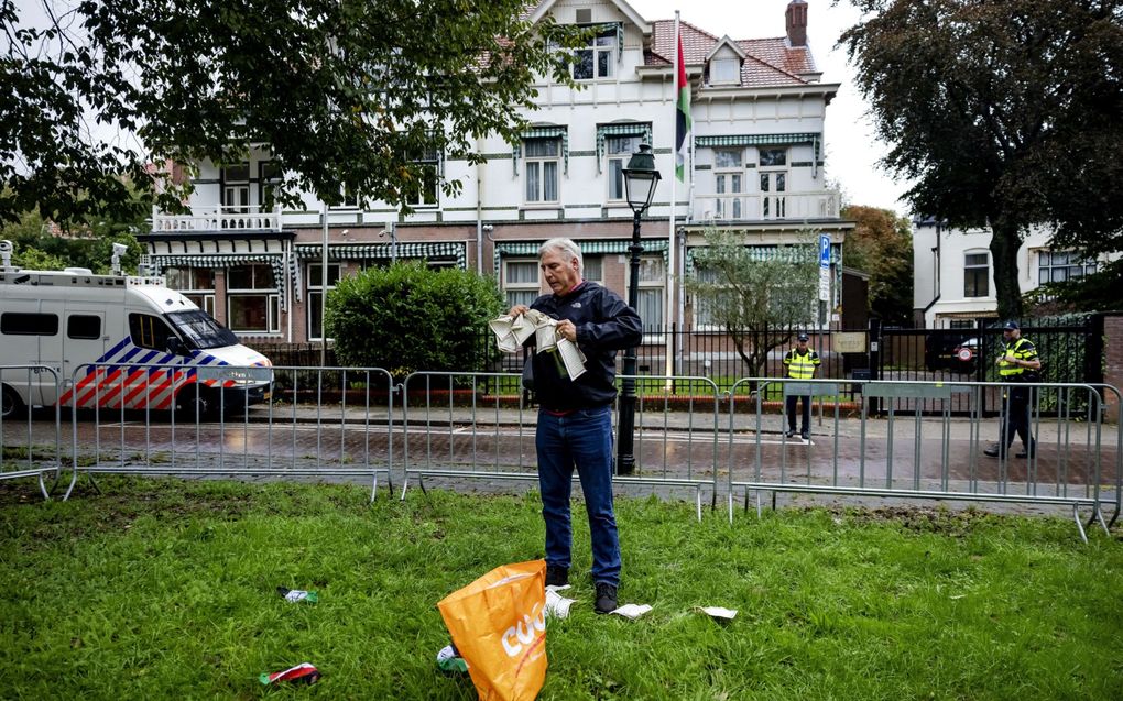 Pegida-voorman Edwin Wagensveld verscheurde in oktober 2023 een Koran voor het Palestijnse consulaat in Den Haag. Naar eigen zeggen bood hij op die manier een tegenreactie na de aanval van Hamas op Israël. beeld ANP, Robin van Lonkhuijsen