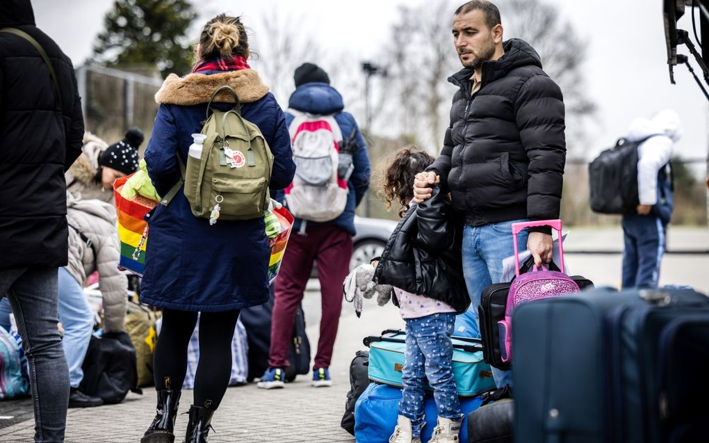 Het migratiesaldo moet volgens staatscommissie uitkomen tussen 40.000 en 60.000 personen per jaar. Op de foto een groep asielzoekers die aankomt in Uden.  beeld ANP, Rob Engelaar