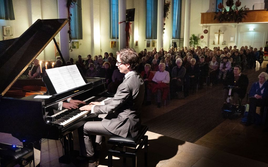 Pianist Wouter Harbers speelt in januari tijdens zijn koffieconcerten verzoeknummers van Frédéric Chopin. Zijn eerste optreden in het nieuwe jaar vond plaats in de Sionskerk van Zeist.​ beeld RD, Anton Dommerholt