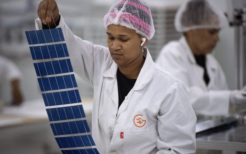 Productie van zonnepanelen in een fabriek in Kaapstad. beeld AFP, Rodger Bosch