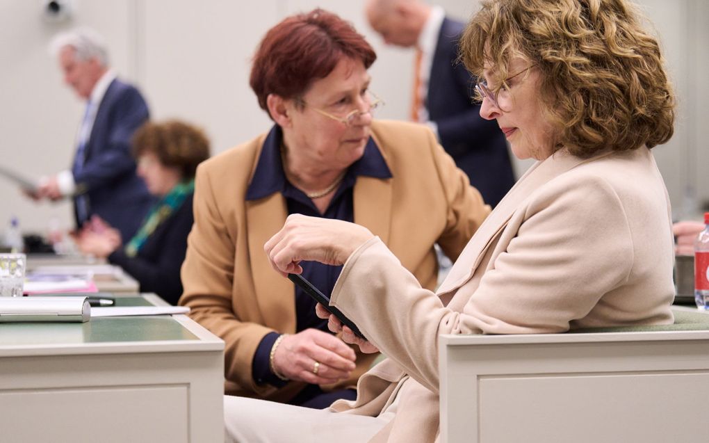 VVD-senatoren Marian Kaljouw (links) en Edith Schippers tijdens de behandeling van de spreidingswet door de Eerste Kamer. Beeld ANP, PHIL NIJHUIS