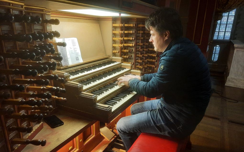 Henri Bontenbal achter de klavieren van het hoofdorgel in de Laurenskerk in Rotterdam. beeld Laurenskerk Rotterdam