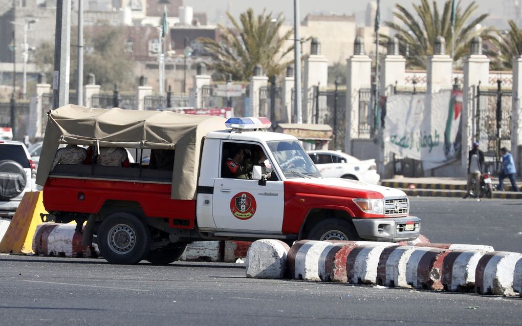 Houthitroepen rijden op een militair voertuig door een straat in de Jemenitische hoofdstad Sanaa. De rebellen eisten dinsdag een raketaanval op een Grieks vrachtschip op. beeld EPA, Yahya Arhab