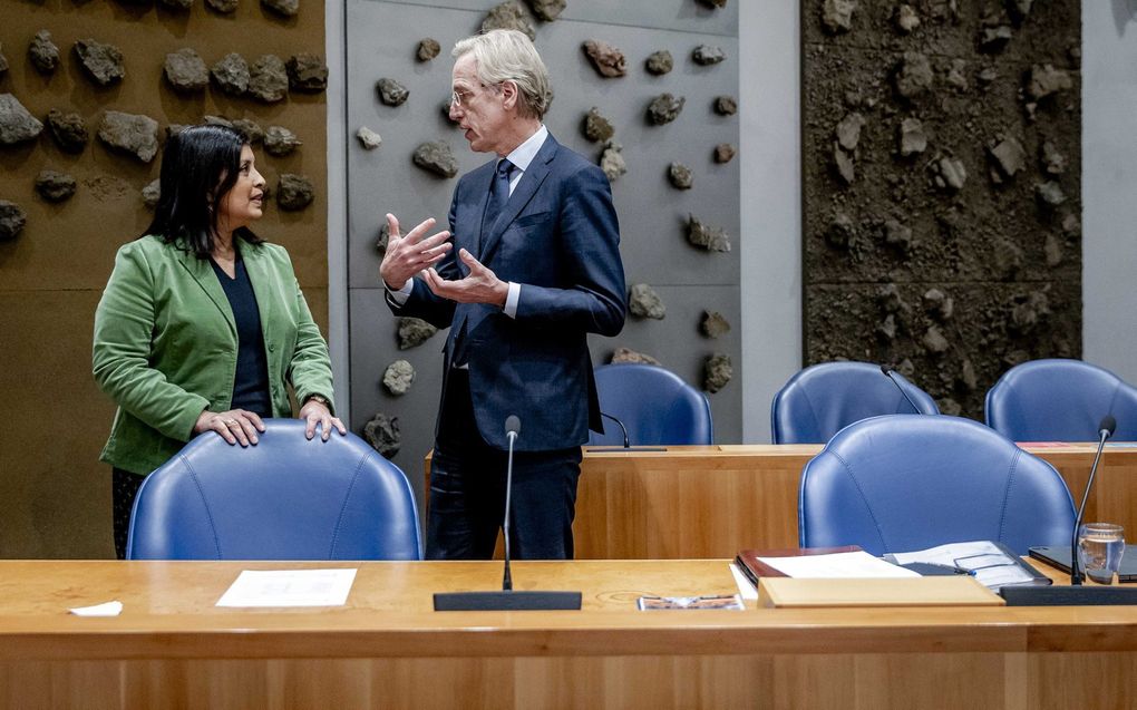 Marielle Paul, demissionair minister voor Primair en Voortgezet Onderwijs, en Robbert Dijkgraaf, demissionair minister van Onderwijs, Cultuur en Wetenschap, tijdens een debat in de Tweede Kamer over de begroting van Onderwijs. beeld ANP, Remko de Waal