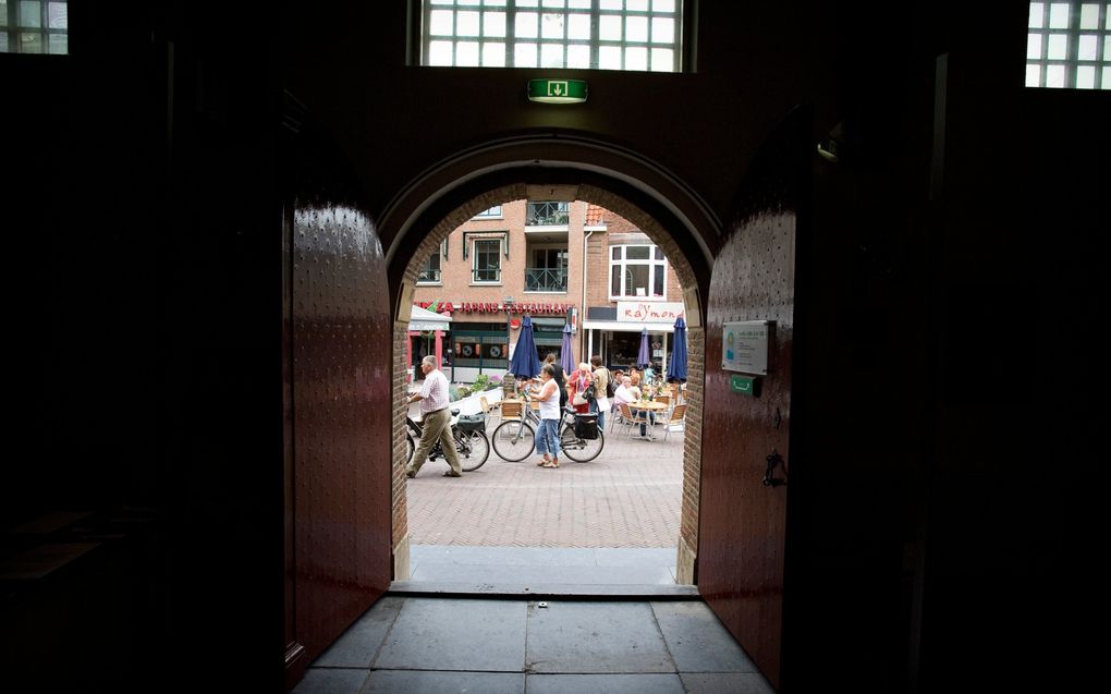 „De problematiek van kerkverlating is prangend, maar de oplossing is niet allereerst organisatorisch, maar geestelijk.” Foto: Kerkdeur in Noordwijk. beeld RD, Henk Visscher