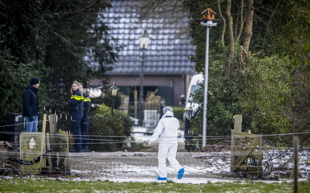 De politie doet sporenonderzoek bij het huis in het Drentse Weiteveen. beeld ANP, Vincent Jannink