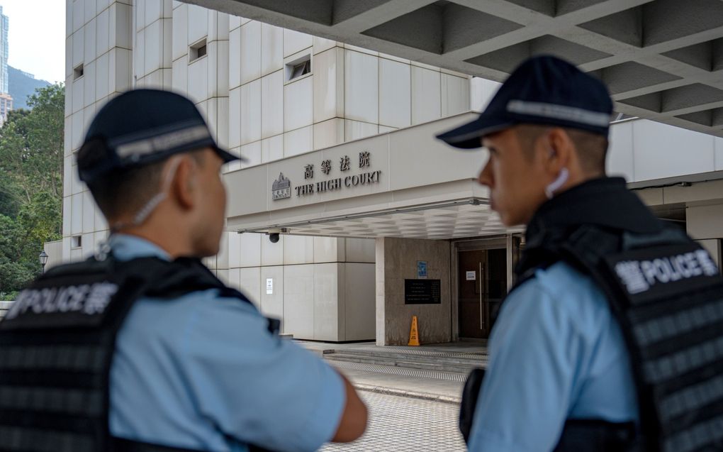 Politie bij een Chinese rechtbank. beeld EPA, Leung Man Hei