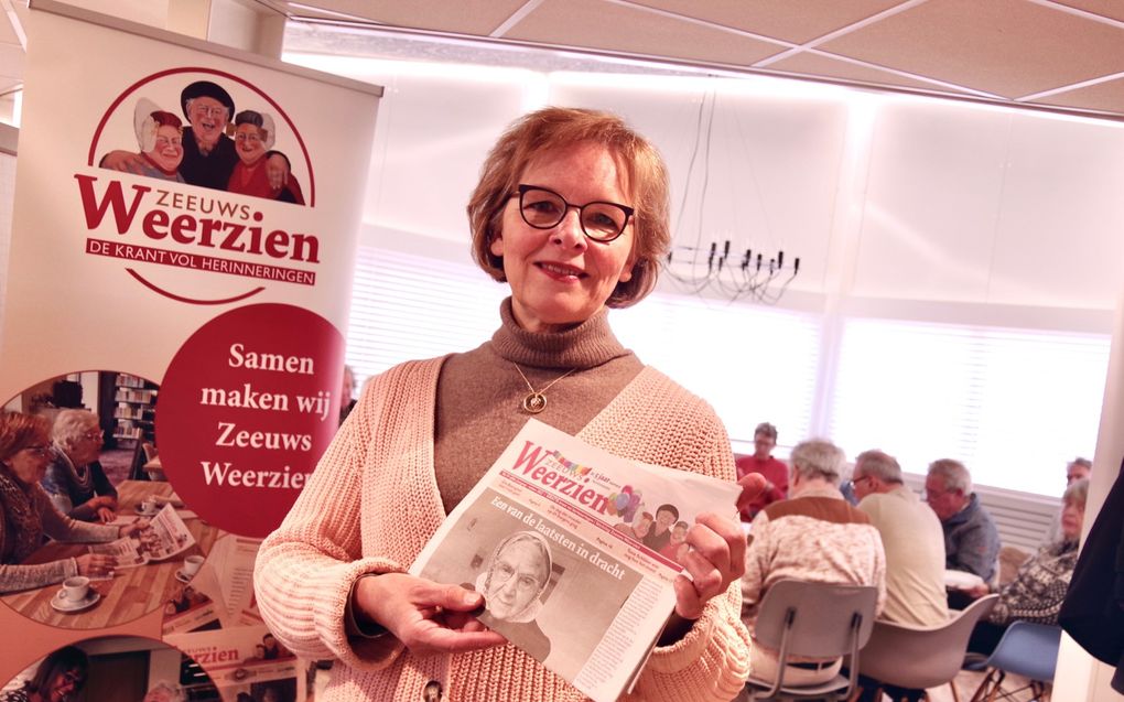 Hanneke de Vroe op de redactievergadering van Zeeuws Weerzien. „Onze krant is het bewijs dat ouderen er nog toe doen.” beeld Van Scheyen Fotografie