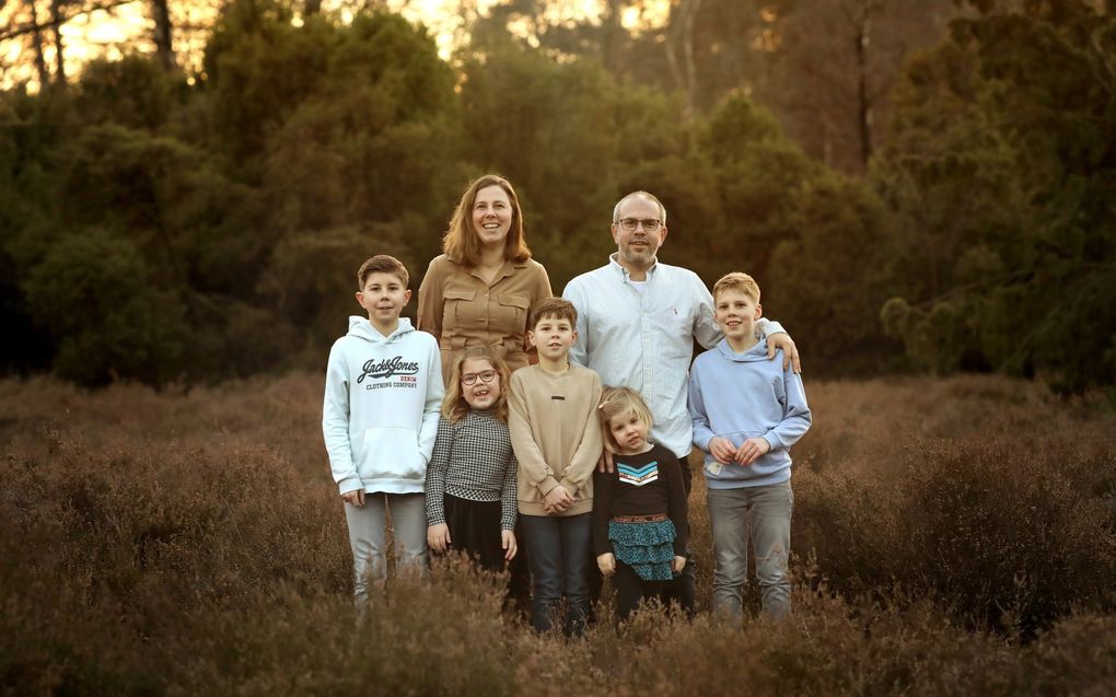 Mark en Roliena Strokap en hun kinderen. beeld Stichting Kimon