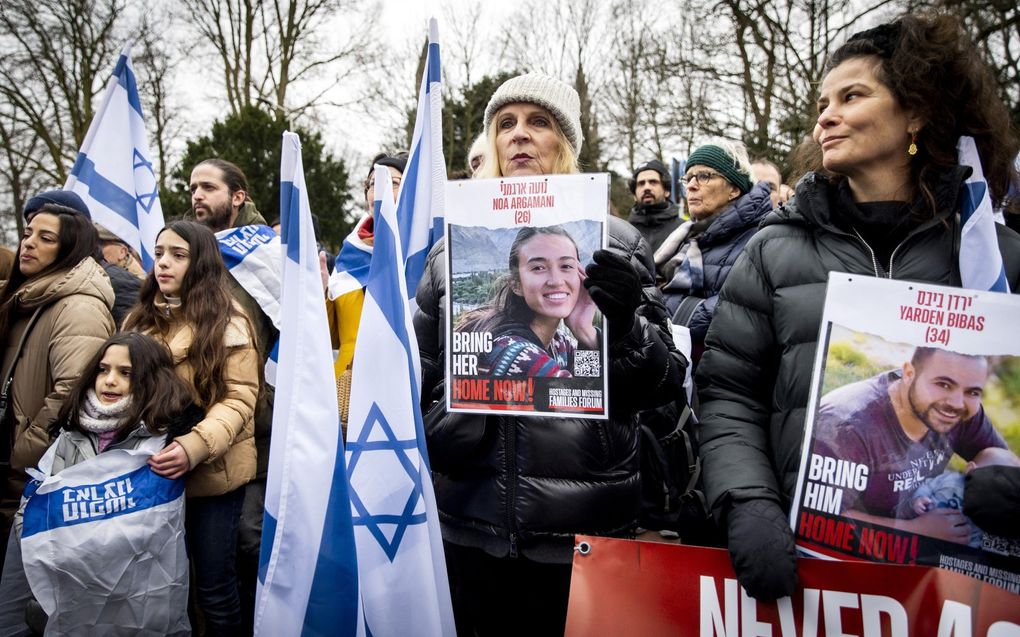 Pro-Israelische sympathisanten voeren actie tijdens de hoorzitting bij het Internationaal Gerechtshof in Den Haag over de genocide-aanklacht van Zuid-Afrika tegen Israel. beeld ANP, Koen van Weel