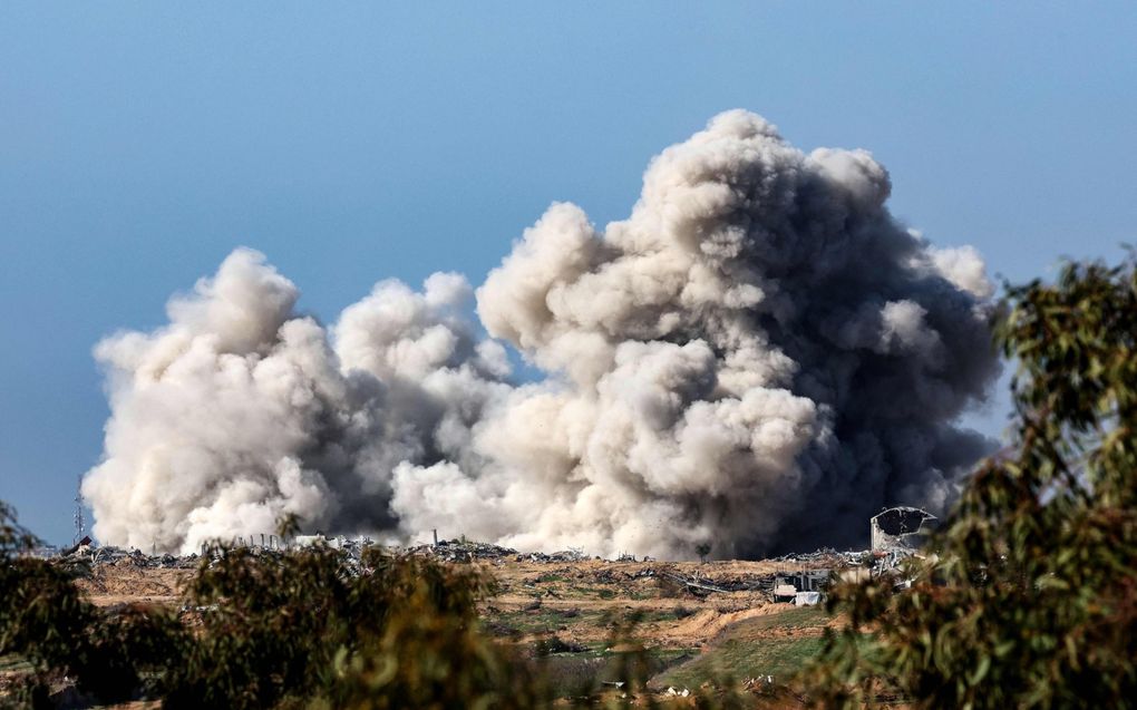 Rookwolken boven de Gazastrook na een Israëlisch bombardement. beeld AFP, Jack Guez