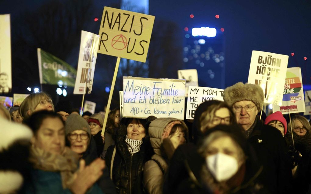 Mensen met spandoeken en borden tegen racisme en extreemrechtse politiek protesteerden woensdag in Berlijn tegen rechts-extremisme en het beleid van de Duitse extreemrechtse partij Alternative für Deutschland (AfD). beeld AFP, Christian Mang