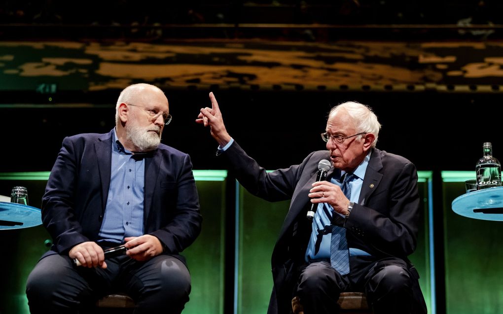 Frans Timmermans voert een gesprek met de Amerikaanse senator Bernie Sanders over alternativen voor het kapitalistische systeem. beeld ANP Robin van Lonkhuijssen