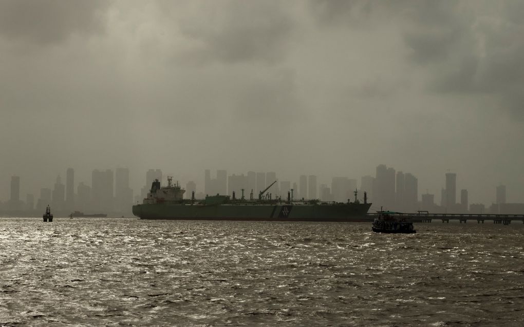 Russische olietanker voor de westkust van India, bij de stad Mumbai. beeld AFP, Sebastien Berger