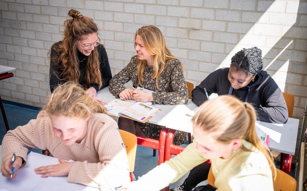 Om „het vuur voor het christelijk-reformatorisch onderwijs aan te wakkeren” is er door vier organisaties een speciale themaweek op poten gezet, die maandag begint. Op de foto: een docent in actie op het Wartburg College locatie Revius in Rotterdam. beeld Cees van der Wal