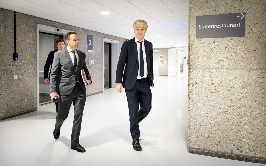 Geert Wilders (r.) en PVV-Kamerlid Alexander Kops spoeden zich naar het formatieoverleg van donderdagmiddag in het Tweede Kamergebouw. beeld ANP, Koen van Weel