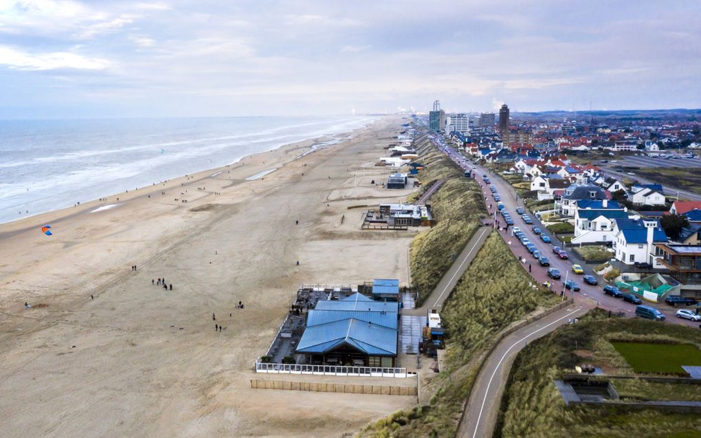 Dronefoto van strandgangers tijdens de winter op het strand van Zandvoort. beeld ANP, Remko de Waal