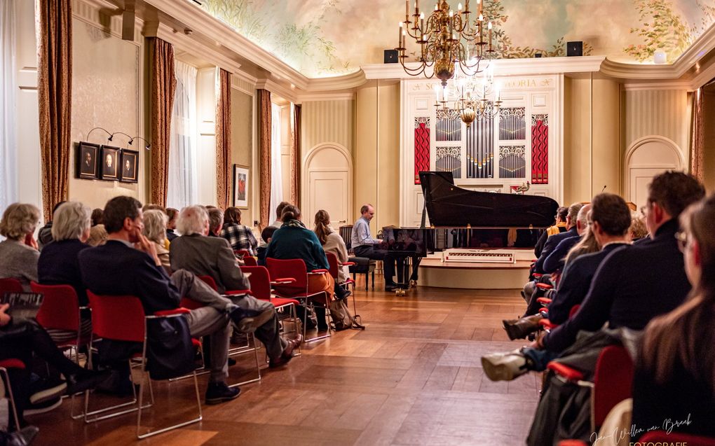 Vincent de Vries op kasteel De Vanenburg tijdens een pianorecital in 2023. beeld Van Braak Fotografie