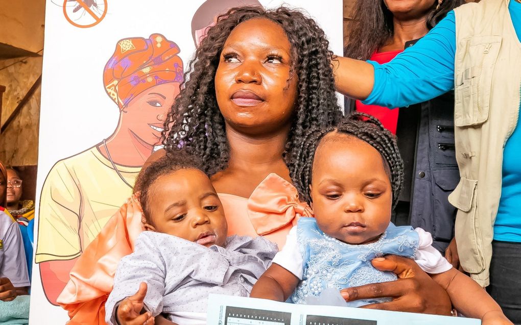 De vaccinatiecampagne ging maandag in Kameroen van start. Noah Ngah (links) was als eerste aan de beurt voor een prik. Rechts zijn zusje Judith Ndzie. Jaarlijks raken 200 miljoen mensen besmet met malaria. beeld AFP, Etienne Nsom