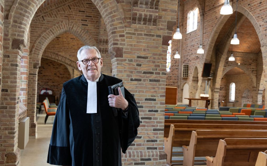 Ds. R. van Kooten in de hersteld hervormde Victorkerk in Apeldoorn. beeld RD, Anton Dommerholt