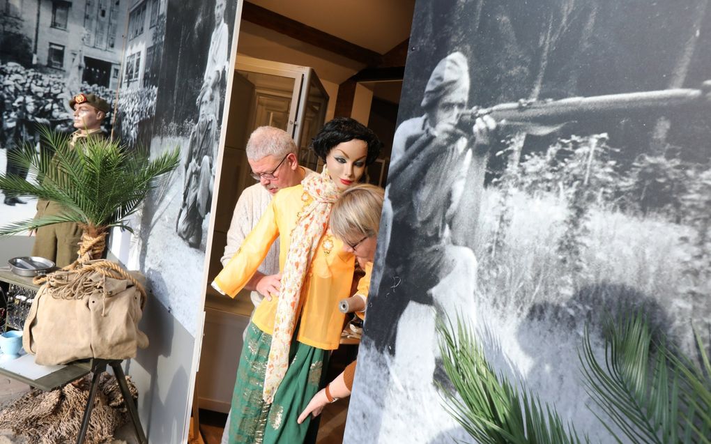 Vrijwilligers van het Platform Militaire Historie Ede zijn bezig met het inrichting van de tentoonstelling ”Ede 1945-1950: Wederopbouw en uitzending naar Nederlands-Indië”. beeld VidiPhoto