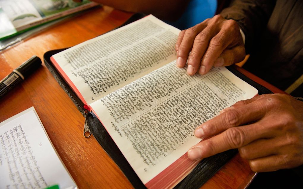 Een christen in Myanmar leest in de Bijbel. beeld Jaco Klamer