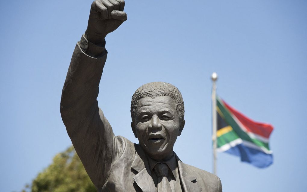 „Nelson Mandela, nu een veelgeprezen staatsman, was ooit oprichter en leider van de gewapende tak van het ANC.” Foto: standbeeld van Mandela in het Zuid-Afrikaanse Paarl. beeld AFP, Rodger Bosch