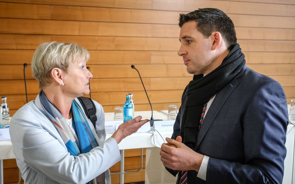 Kirsten Fehrs, raadsvoorzitter van de EKD, en prof. dr. Martin Wazlawik, onderzoeker, bij de presentatie van het rapport over misbruik. beeld EPD, Jenz Schulze