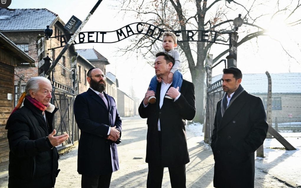 Elon Musk –met zoon X AE A-XII– bezocht maandag vernietigingskamp Auschwitz. De ondernemer kreeg eerder kritiek vanwege het promoten van een antisemitische complottheorie op zijn socialemediaplatform X. beeld AFP, Yoav Dudkevitch