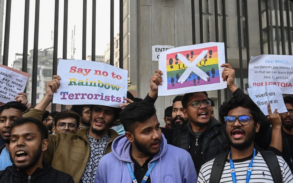 Protest in Bangladesh deze week tegen de lhbti+-beweging. In Nederland neemt de weerstand tegen transgenderrechten toe. beeld AFP, Munir Uz Zaman