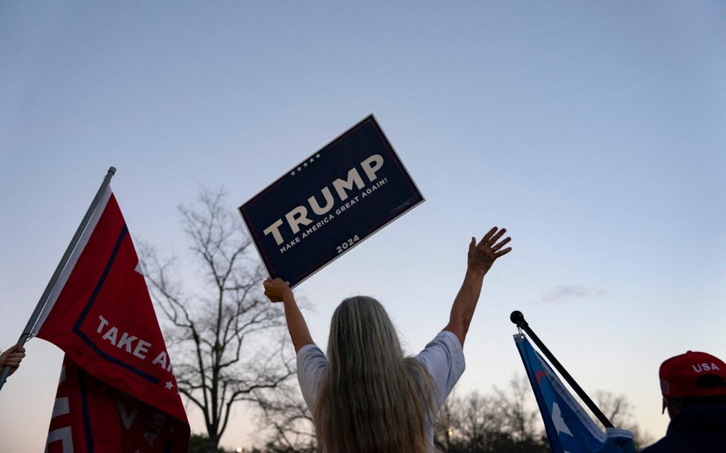 Aanhangers van Donald Trump betuigen hun steun voor de oud-president tijdens een campagnebijeenkomst in South Carolina. In die staat vinden later deze maand voorverkiezingen plaats voor de nominatie voor het Amerikaanse presidentschap. beeld AFP, Allison Joyce