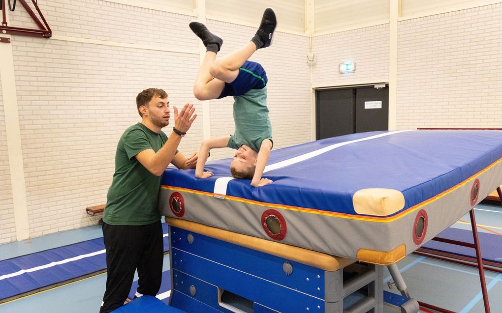 Een gymdocent in actie. beeld Anton Dommerholt