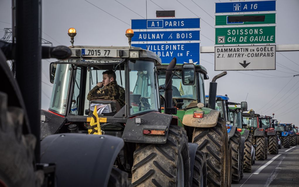 Een colonne trekkers was zaterdag op weg naar luchthaven Paris-CDG ten noorden van Parijs. Franse boeren willen vanaf maandagmiddag de hoofdstad helemaal blokkeren. beeld EPA, Christophe Petit Tesson