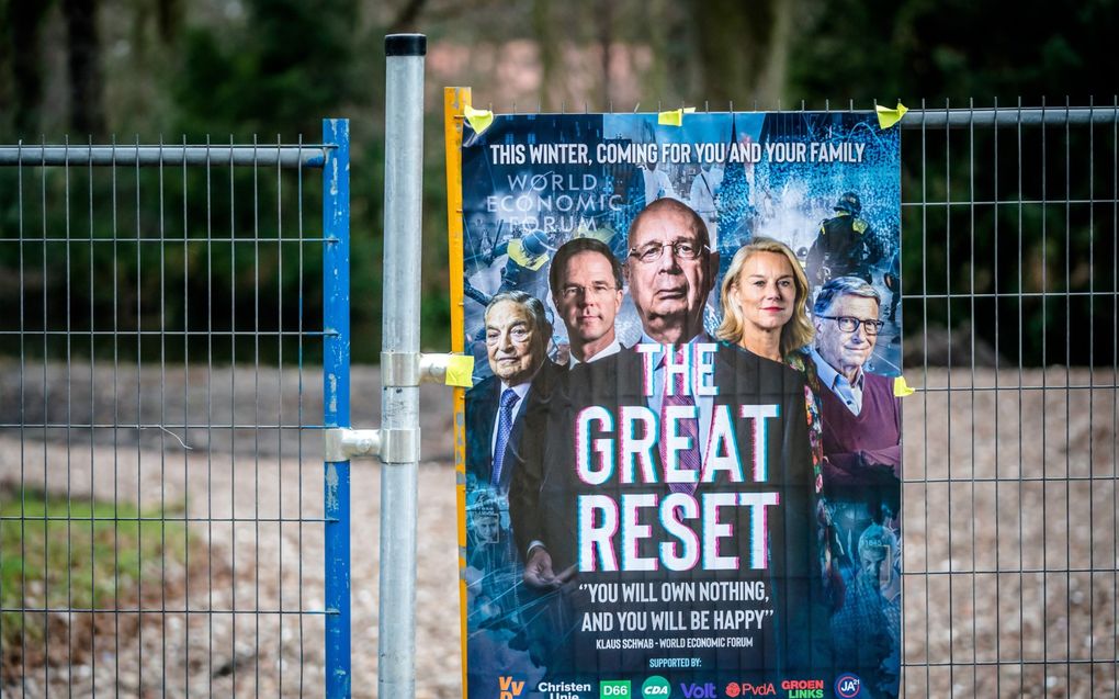 „Er zijn allerlei elementen in het christelijk geloof te vinden die op gespannen voet staan met het idee dat een perverse elite ons heimelijk bedriegt.” Foto: protestposter bij het Binnenhof. beeld ANP, Bart Maat