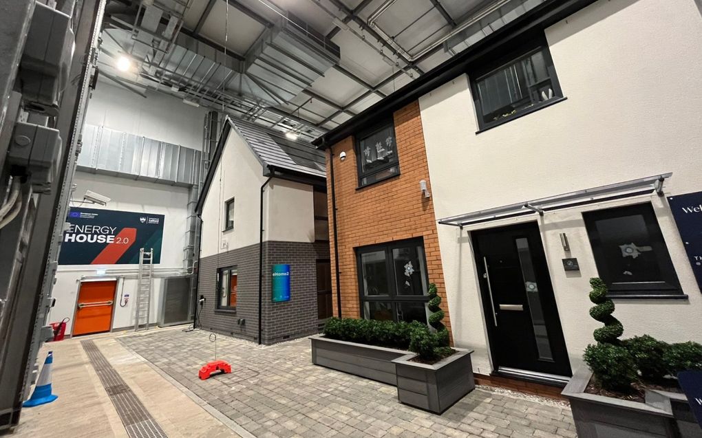 In het Energy House 2.0 van de Universiteit van Salford in Manchester staan twee complete woningen die worden getest in weer en wind. beeld University of Salford