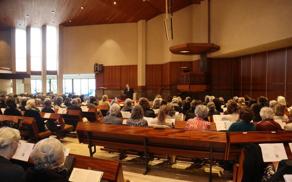 Zo’n 300 vrouwen bezochten dinsdag in Goes een regiodag van de Bond van Vrouwenverenigingen van de Gereformeerden Gemeenten. Spreker was voorzitter ds. A. Verschuure. beeld Huig de Koning