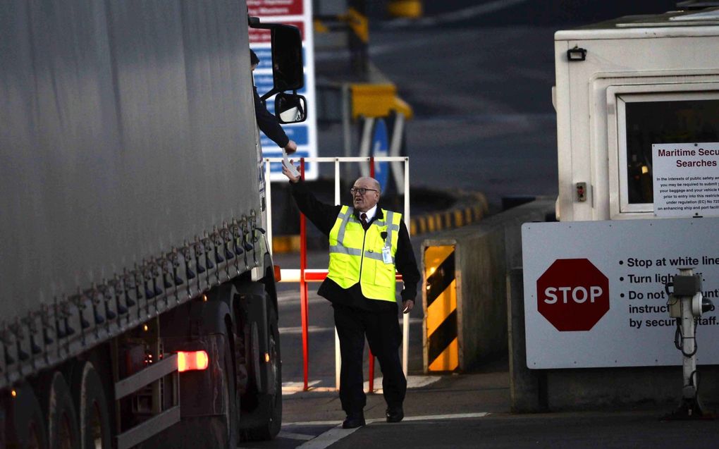 Controle van een vrachtwagen in de Noord-Ierse havenplaats Larne, dinsdag. Met ingang van 31 januari gelden nieuwe regels voor de handel tussen de EU en het VK. beeld EPA, Mark Marlow