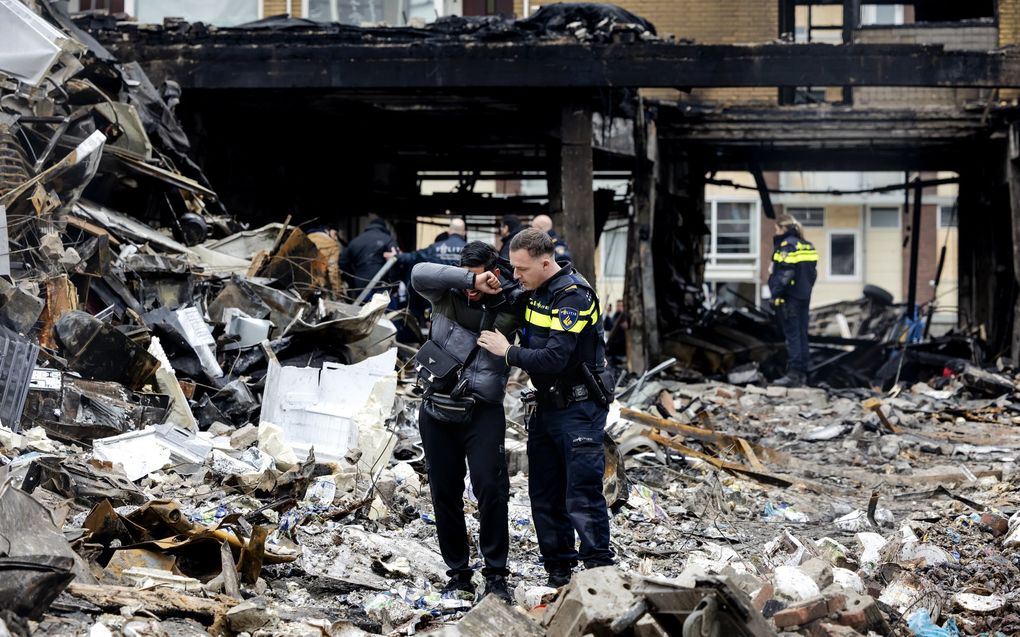 Familieleden zoeken op de plek waar een explosie heeft plaatsgevonden in een gebouw aan de Schammenkamp, en vinden een lichaamsdeel.  beeld ANP, Robin van Lonkhuijsen