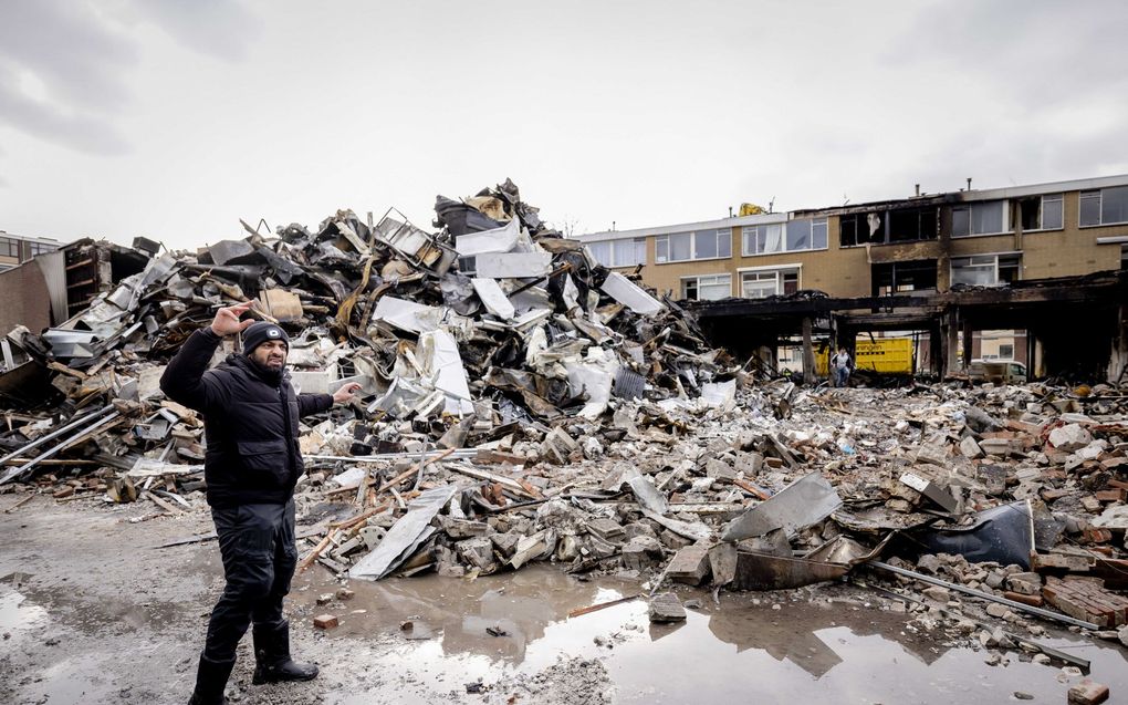 Familieleden proberen bij de plek te komen waar een lichaamsdeel is gevonden na een explosie in een gebouw aan de Schammenkamp in Rotterdam. beeld ANP ROBIN VAN LONKHUIJSEN