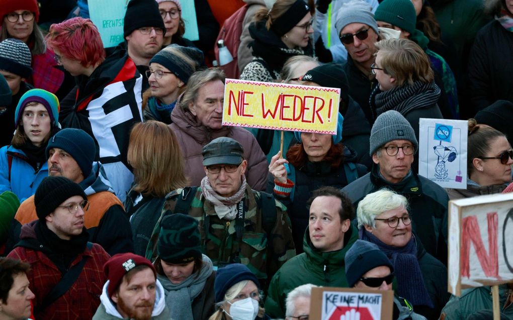 Duitse burgers betogen in Hamburg tegen de AfD. beeld AFP,  Morris Mac Matzen