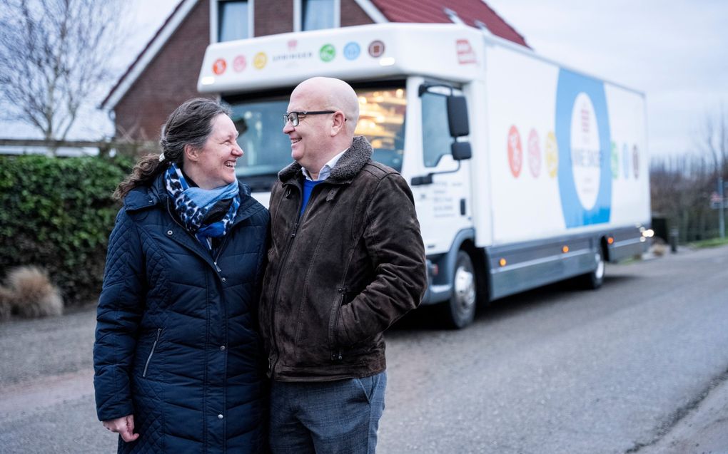 Bas en Elma den Haan bij de winkelwagen van Anne Snoep. beeld Cees van der Wal