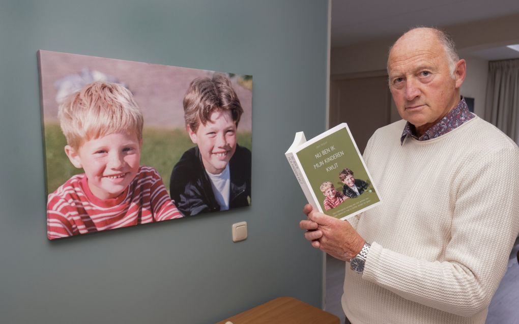 Jack Keijzer bij een foto van zijn twee overleden zoons Remy (met roodwitte trui) en Pascal. beeld Martin Mooij