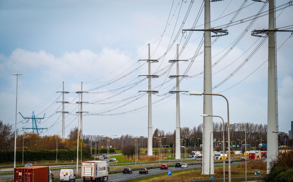 Elektriciteitsmasten bij een hoogspanningsstation. Het stroomnet in Nederland bereikt zijn grenzen. beeld aNP, Josh Walet