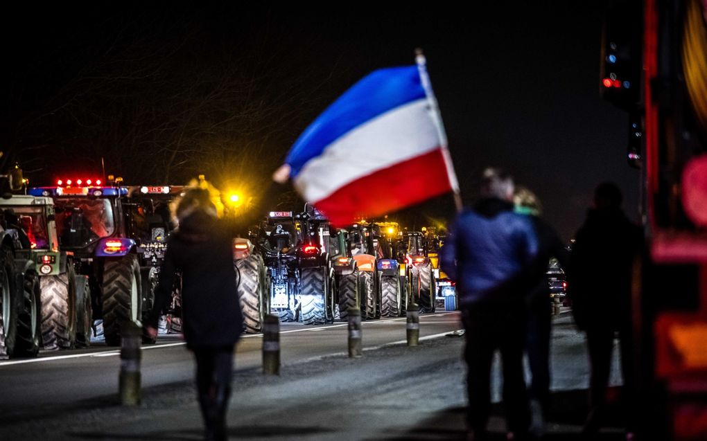 Nederlandse boeren ondersteunen bij de grensovergang Arendonk hun Belgische collega’s. beeld ANP, Rob Engelaar