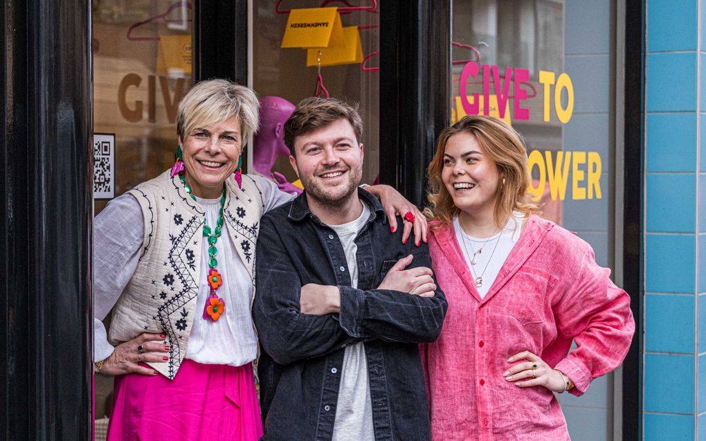 Prinses Laurentien en haar dochter Eloise openen vrijdag de deuren van hun vintagekledingwinkel in Den Haag. beeld ANP, Owen O'Brien