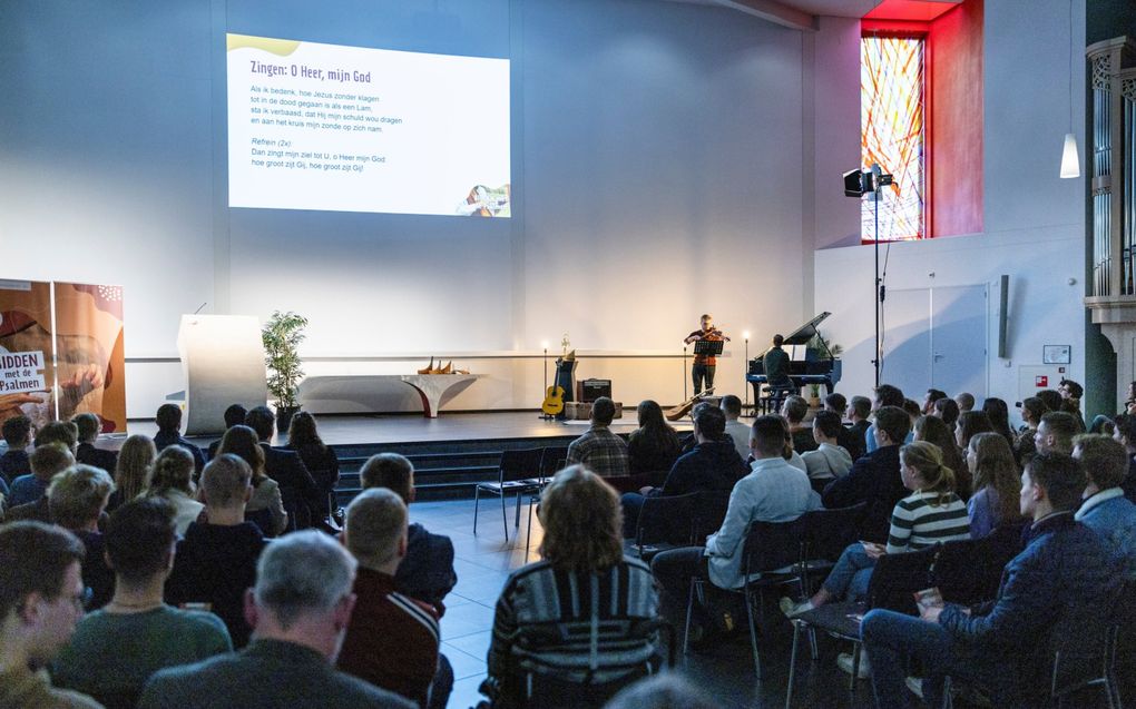 Het Landelijk Contact Jeugdwerk van de Christelijke Gereformeerde Kerken en het Hervormd Jeugdwerk hielden zaterdag in De Fontein in Nijkerk een jeugdappel. beeld André Dorst