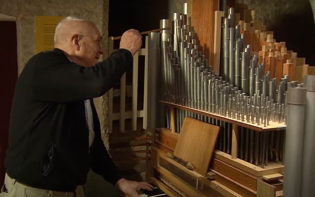 Han Reil demonstreert in het Orgelmuseum in Elburg hoe je een orgel stemt. Beeld Youtube