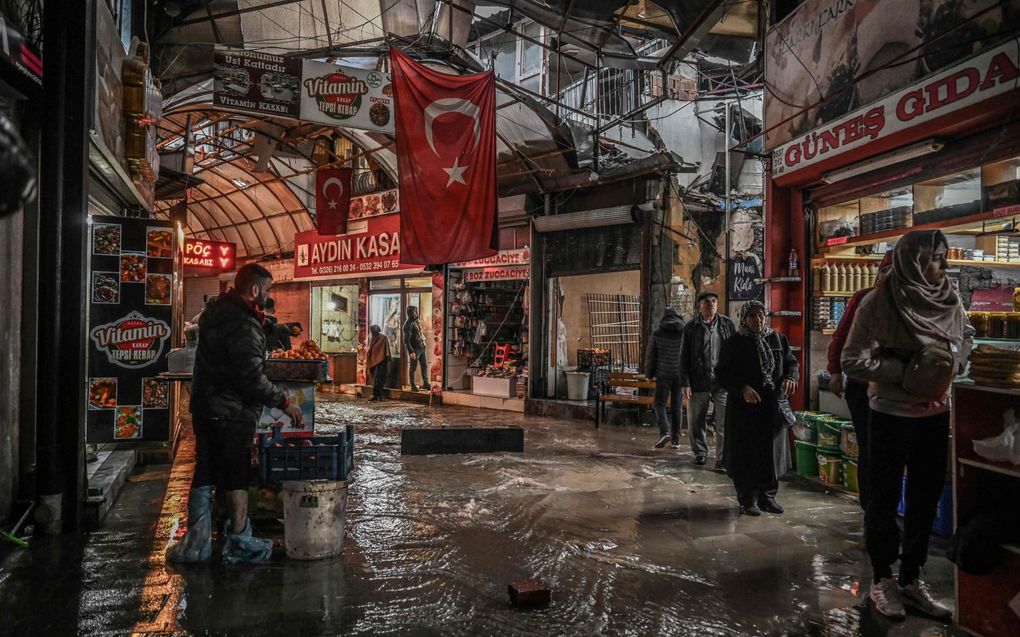 De bazaar is een van de weinige plekken in de stad waar je kunt ontsnappen aan de misère. beeld AFP, Ozan Kose