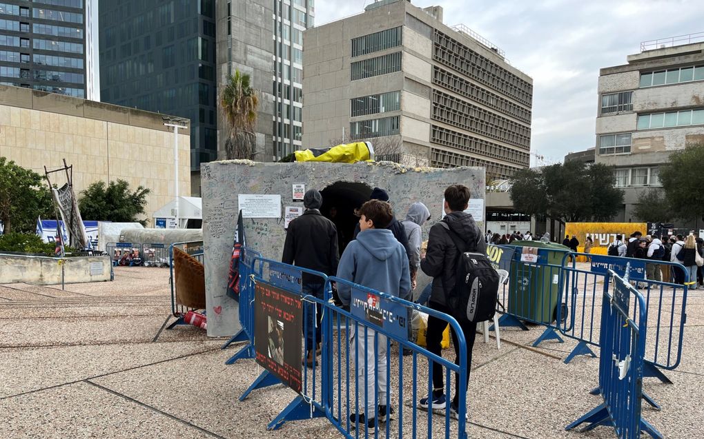 Bezoekers nemen een kijkje in een nagebouwde tunnel van Hamas. beeld RD